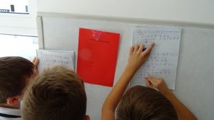 Los alumnos de 2º de E.S.O. estudian de las operaciones combinadas con una gymkana. 