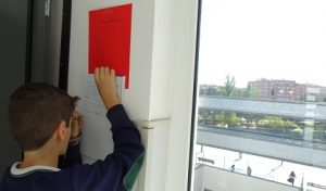 Los alumnos de 2º de E.S.O. estudian de las operaciones combinadas con una gymkana. 