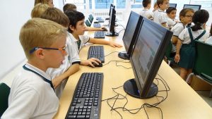 Big Brother en ICT. Alumnos de 4º de Primaria enseñan a sus compañeros de 1º. 