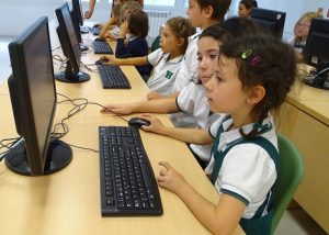 Big Brother en ICT. Alumnos de 4º de Primaria enseñan a sus compañeros de 1º. 