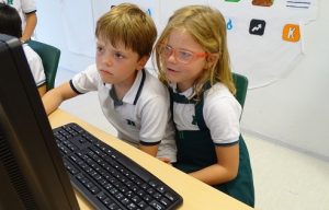 Big Brother en ICT. Alumnos de 4º de Primaria enseñan a sus compañeros de 1º. 