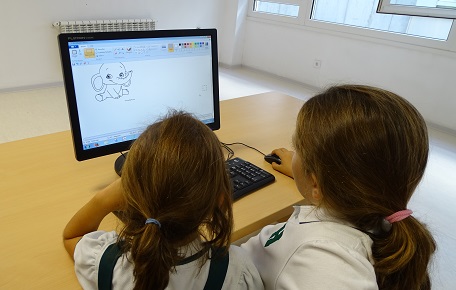 Big Brother en ICT. Alumnos de 4º de Primaria enseñan a sus compañeros de 1º.