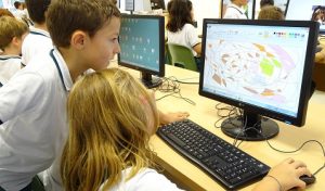 Big Brother en ICT. Alumnos de 4º de Primaria enseñan a sus compañeros de 1º. 