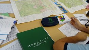 Alumnos de 2º de Bachillerato estudian el relieve de España y su organización territorial.
