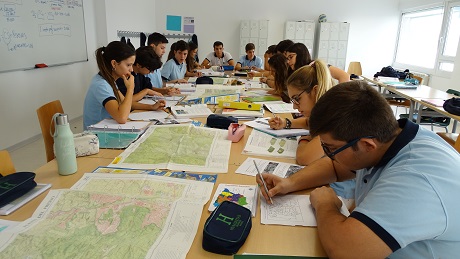 Alumnos de 2º de Bachillerato estudian el relieve de España y su organización territorial.