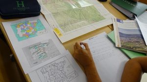 Alumnos de 2º de Bachillerato estudian el relieve de España y su organización territorial.