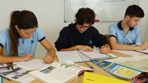 Alumnos de 2º de Bachillerato estudian el relieve de España y su organización territorial.