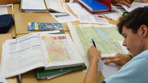 Alumnos de 2º de Bachillerato estudian el relieve de España y su organización territorial.