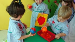 Los alumnos de Nursery 2 realizan un mural con los colores del otoño. 