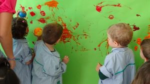 Los alumnos de Nursery 2 realizan un mural con los colores del otoño. 