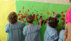 Los alumnos de Nursery 2 realizan un mural con los colores del otoño. 