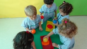 Los alumnos de Nursery 2 realizan un mural con los colores del otoño. 