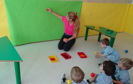 Los alumnos de Nursery 2 realizan un mural con los colores del otoño.