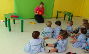 Los alumnos de Nursery 2 realizan un mural con los colores del otoño. 