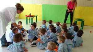 Los alumnos de Nursery 2 realizan un mural con los colores del otoño. 