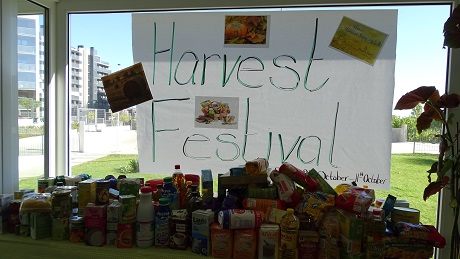 Los alumnos de Humanitas colaboran en el Harvest Festival aportando alimentos.