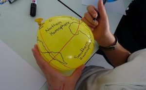 En 4º de Primaria trabajan las líneas imaginarias del planeta. 