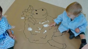 Decorando la mascota de Nursery 1.