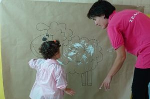 Decorando la mascota de Nursery 1.