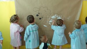 Decorando la mascota de Nursery 1.