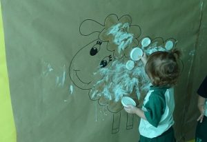 Decorando la mascota de Nursery 1.