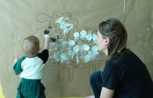 Decorando la mascota de Nursery 1.