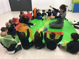 Alumnos de Nursery 1 y 2 participan en un taller de Musicoterapia. 
