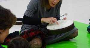 Alumnos de Nursery 1 y 2 participan en un taller de Musicoterapia. 