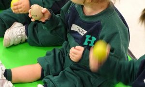 Alumnos de Nursery 1 y 2 participan en un taller de Musicoterapia. 