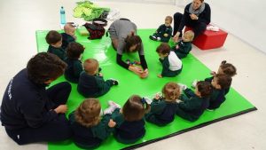 Alumnos de Nursery 1 y 2 participan en un taller de Musicoterapia. 
