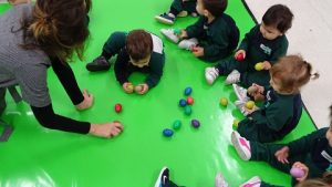 Alumnos de Nursery 1 y 2 participan en un taller de Musicoterapia. 