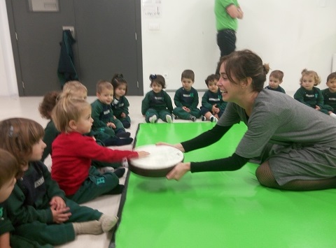 Alumnos de Nursery 1 y 2 participan en un taller de Musicoterapia.