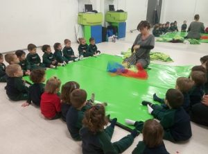 Alumnos de Nursery 1 y 2 participan en un taller de Musicoterapia. 