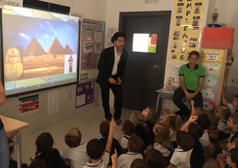 Phileas Fogg visita a los alumnos de 3º de Infantil.
