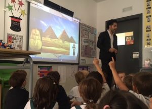 Phileas Fogg visita a los alumnos de 3º de Infantil.