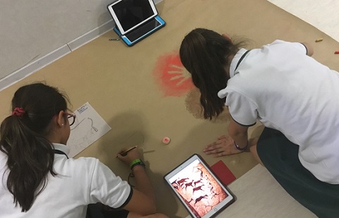 Alumnos de 1º de E.S.O. realizan un mural de arte rupestre.