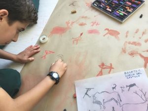 Alumnos de 1º de E.S.O. realizan un mural de arte rupestre. 