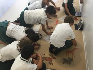 Alumnos de 1º de E.S.O. realizan un mural de arte rupestre. 