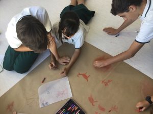 Alumnos de 1º de E.S.O. realizan un mural de arte rupestre. 
