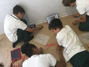 Alumnos de 1º de E.S.O. realizan un mural de arte rupestre. 