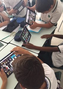 Alumnos de 1º de ESO buscan ideas para hacer el túnel del terror.