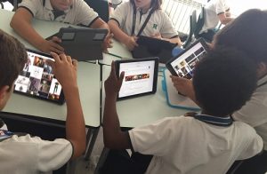 Alumnos de 1º de ESO buscan ideas para hacer el túnel del terror.