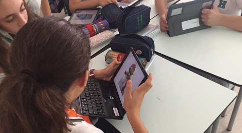 Alumnos de 1º de ESO buscan ideas para hacer el túnel del terror.