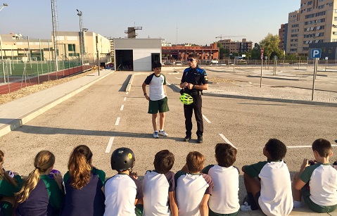 Alumnos de 6º de Primaria asisten a un curso de Educación vial.