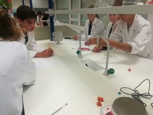 Alumnos de 3º ESO determinando experimentalmente la densidad de diferentes minerales