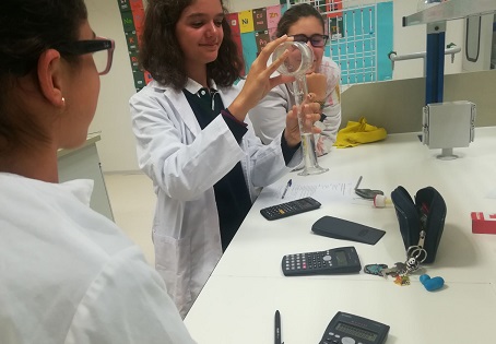 Alumnos de 3º ESO determinando experimentalmente la densidad de diferentes minerales