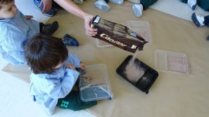 Pintar el tronco de un árbol con chocolate en Nursery 1.