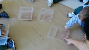 Pintar el tronco de un árbol con chocolate en Nursery 1.