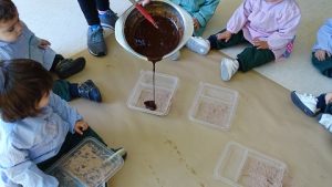Pintar el tronco de un árbol con chocolate en Nursery 1.