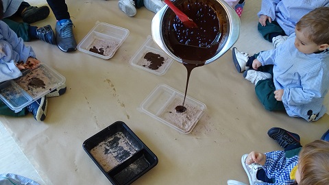 Pintar el tronco de un árbol con chocolate en Nursery 1.